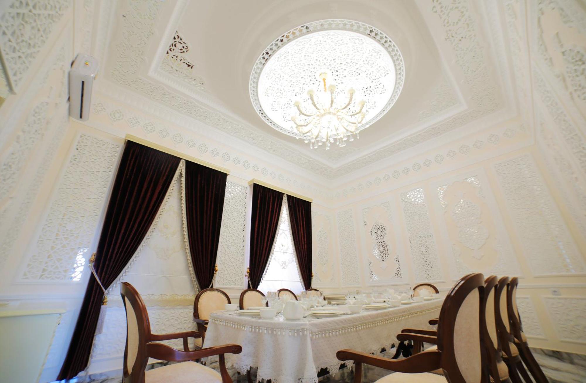 Bravolyuks Hotel อูร์เกนช์ ภายนอก รูปภาพ