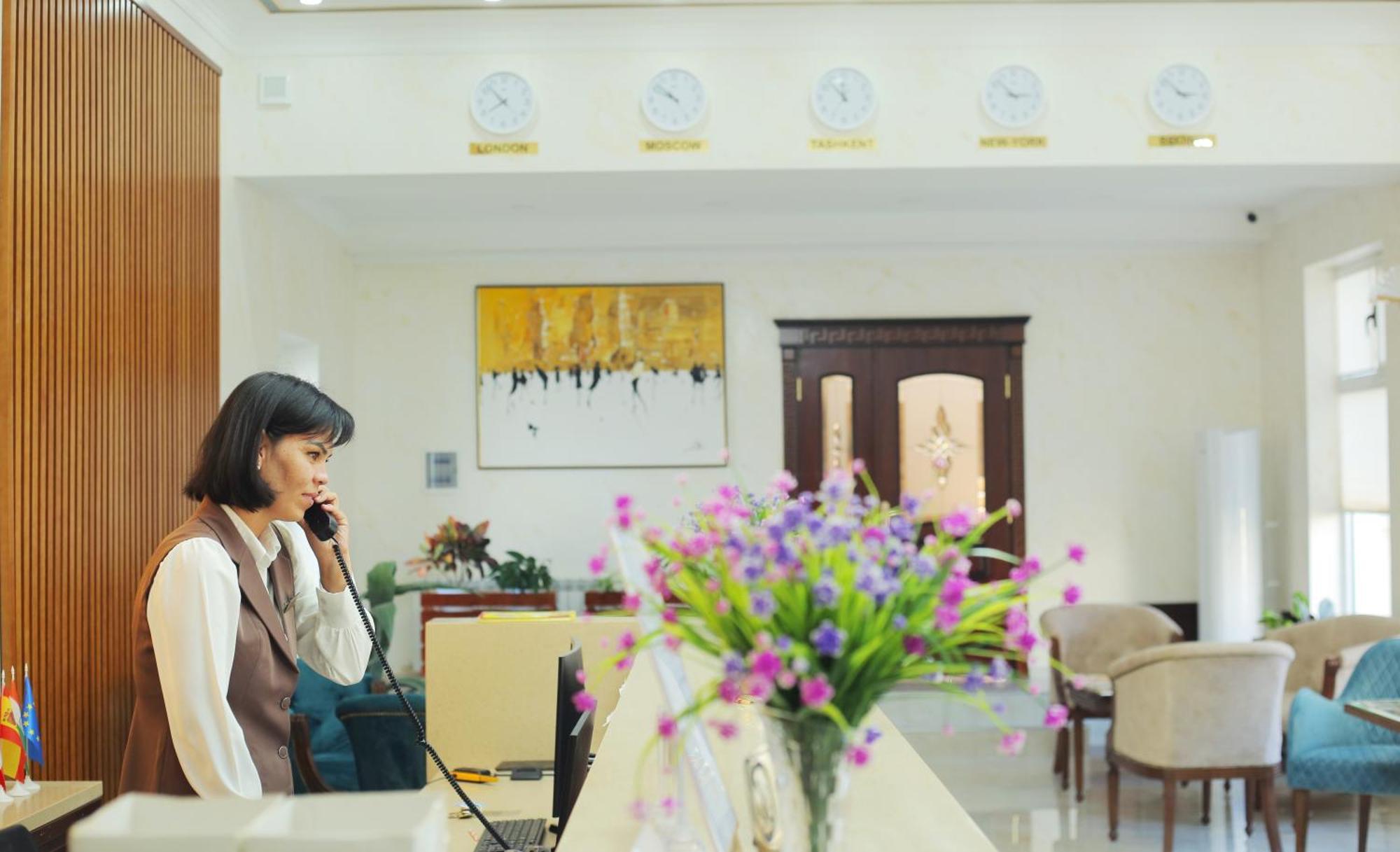 Bravolyuks Hotel อูร์เกนช์ ภายนอก รูปภาพ