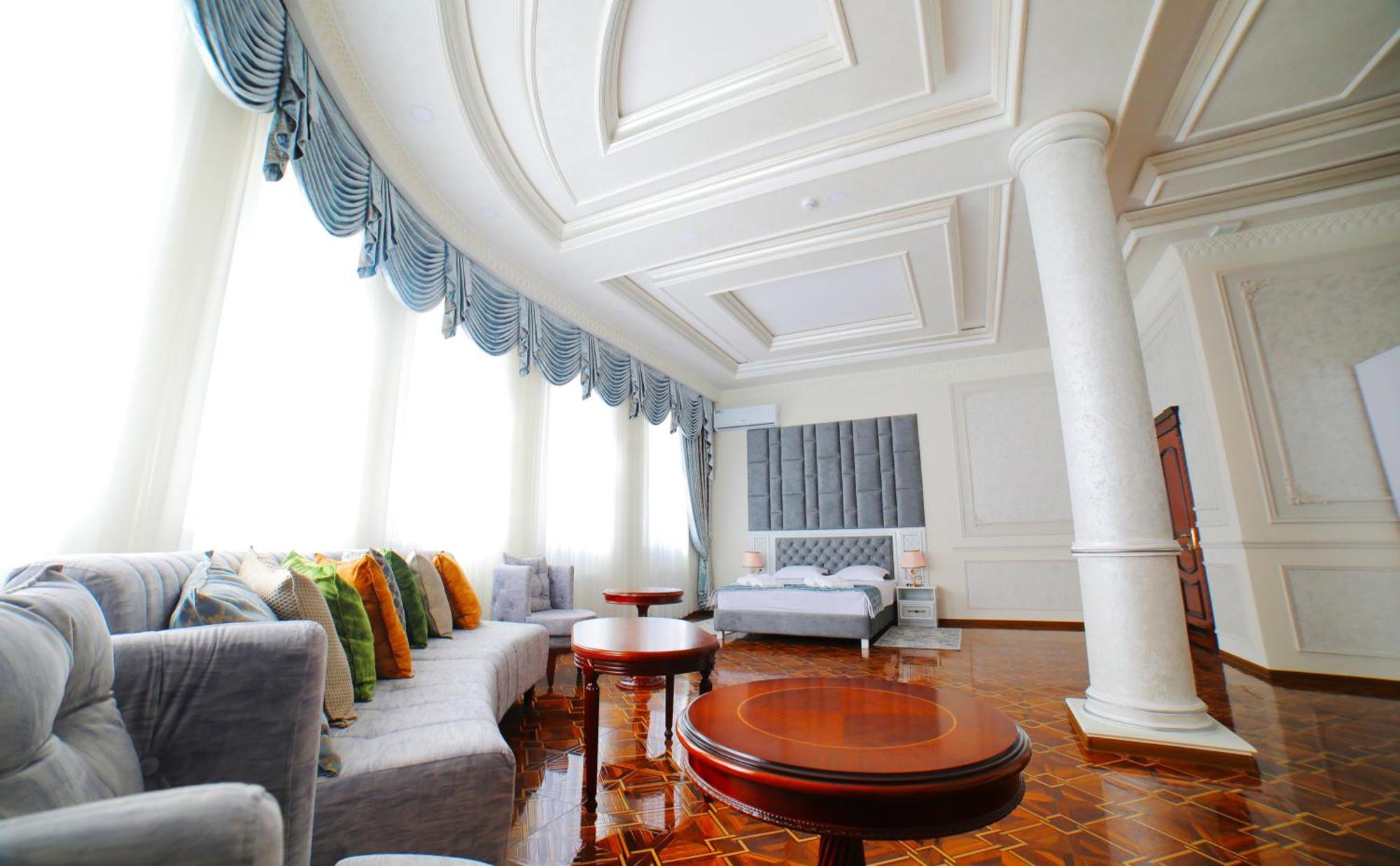 Bravolyuks Hotel อูร์เกนช์ ภายนอก รูปภาพ