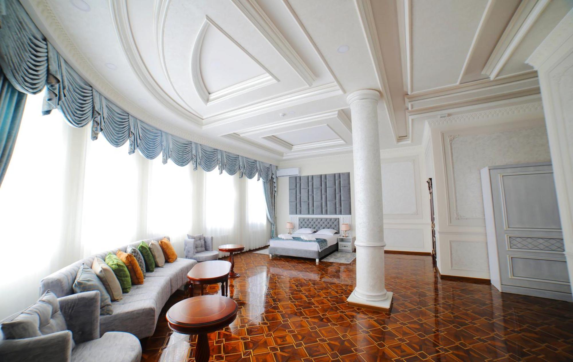 Bravolyuks Hotel อูร์เกนช์ ภายนอก รูปภาพ