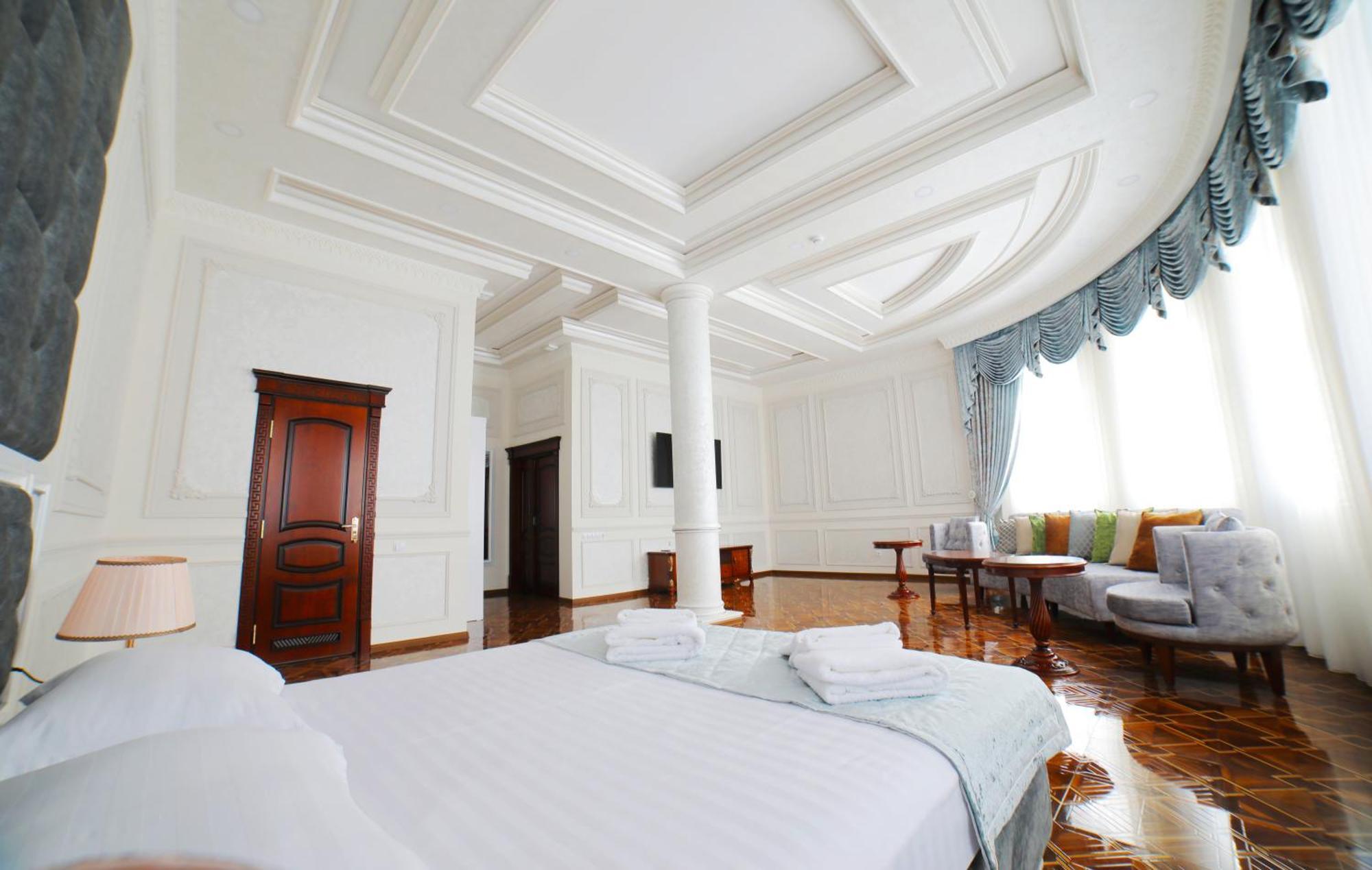 Bravolyuks Hotel อูร์เกนช์ ภายนอก รูปภาพ