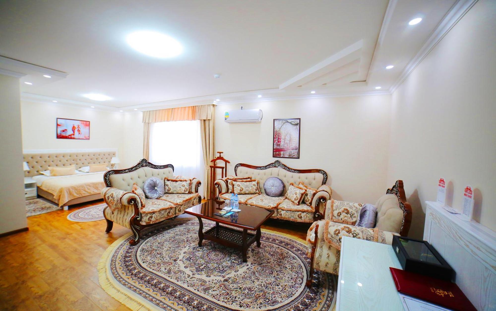 Bravolyuks Hotel อูร์เกนช์ ภายนอก รูปภาพ