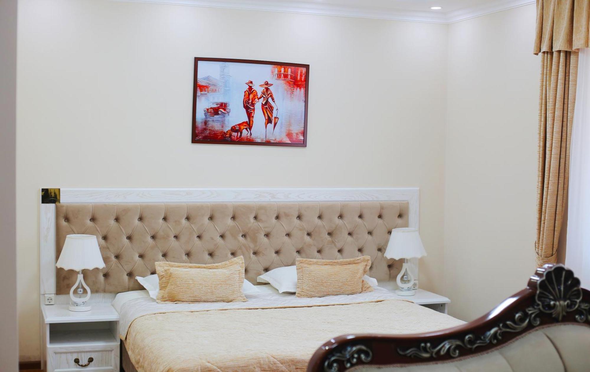 Bravolyuks Hotel อูร์เกนช์ ภายนอก รูปภาพ