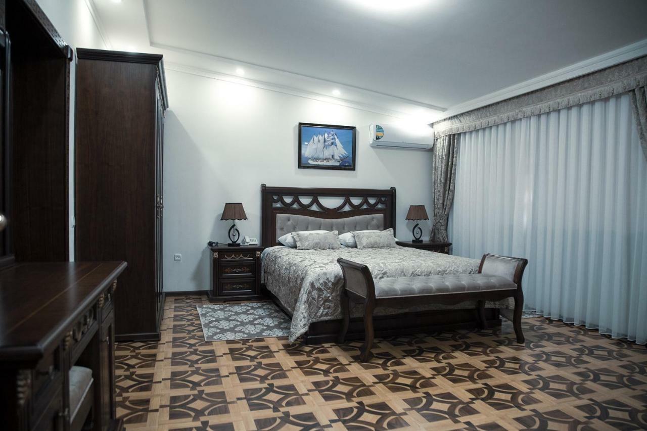 Bravolyuks Hotel อูร์เกนช์ ภายนอก รูปภาพ