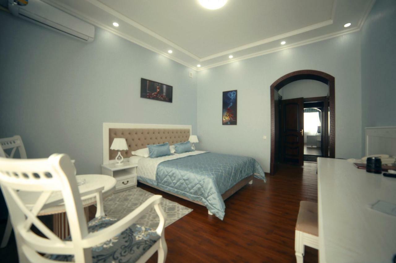 Bravolyuks Hotel อูร์เกนช์ ภายนอก รูปภาพ