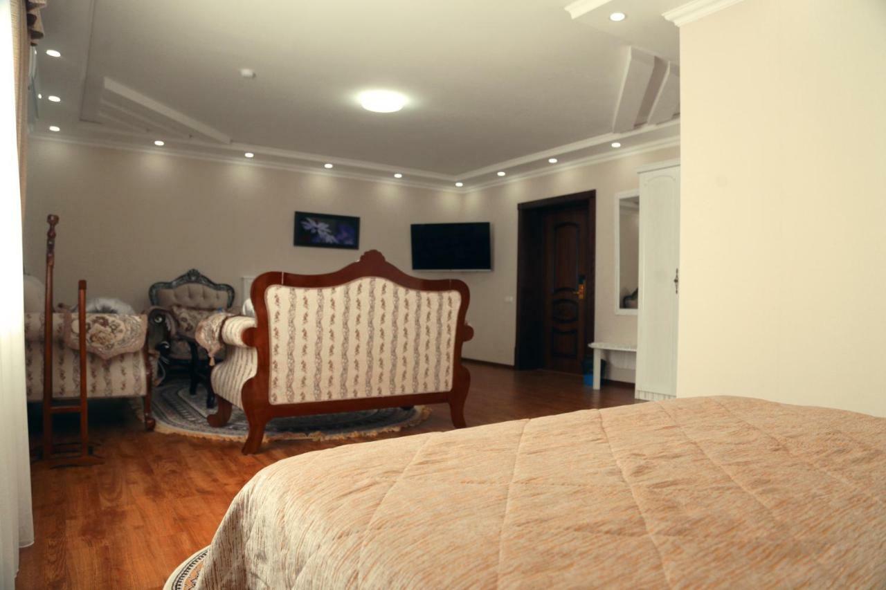 Bravolyuks Hotel อูร์เกนช์ ภายนอก รูปภาพ