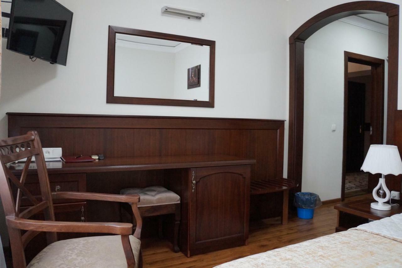 Bravolyuks Hotel อูร์เกนช์ ภายนอก รูปภาพ
