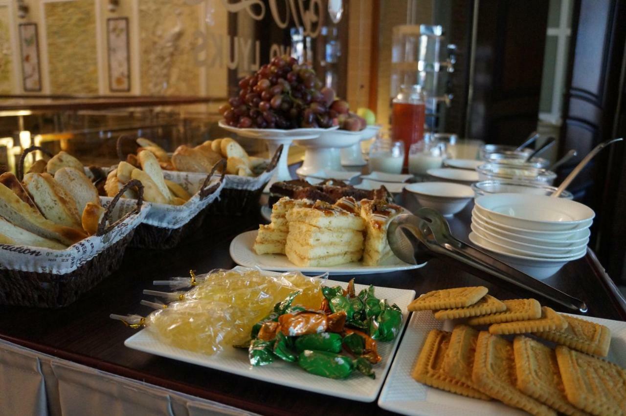 Bravolyuks Hotel อูร์เกนช์ ภายนอก รูปภาพ