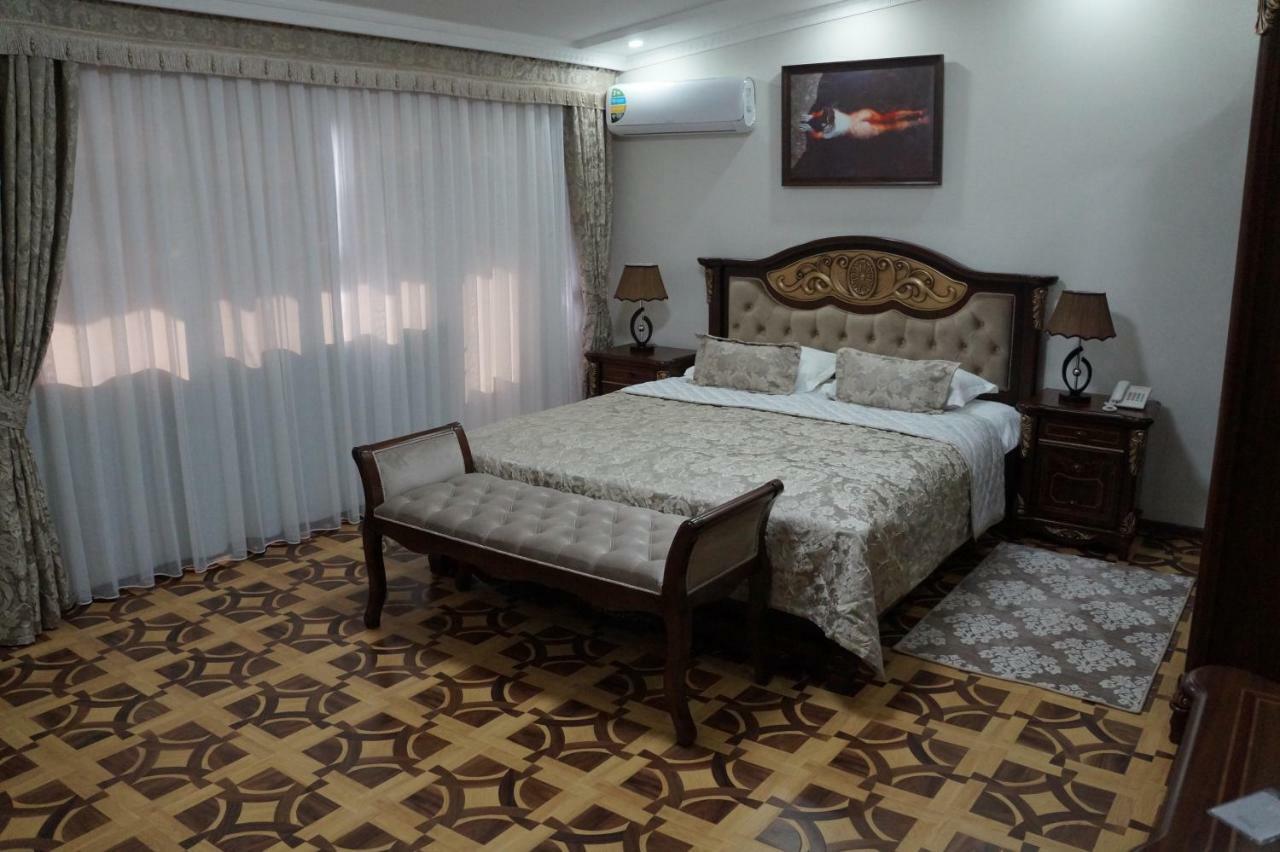 Bravolyuks Hotel อูร์เกนช์ ภายนอก รูปภาพ
